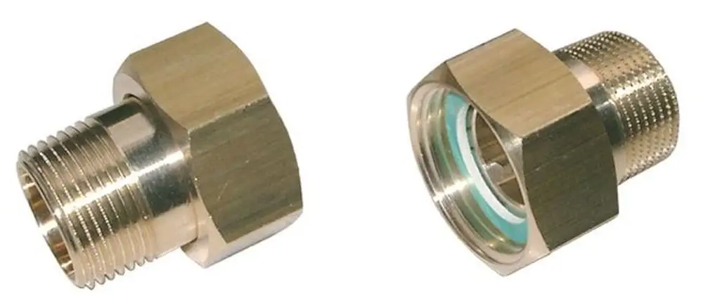 Zwei verschraubte Metallfittings von Syr, mit Außengewinde und Innendichtung, zur Verbindung von Rohren in wasserführenden Anlagen.